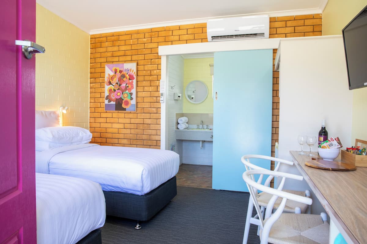 Twin Room | 1 bedroom, minibar, desk, soundproofing