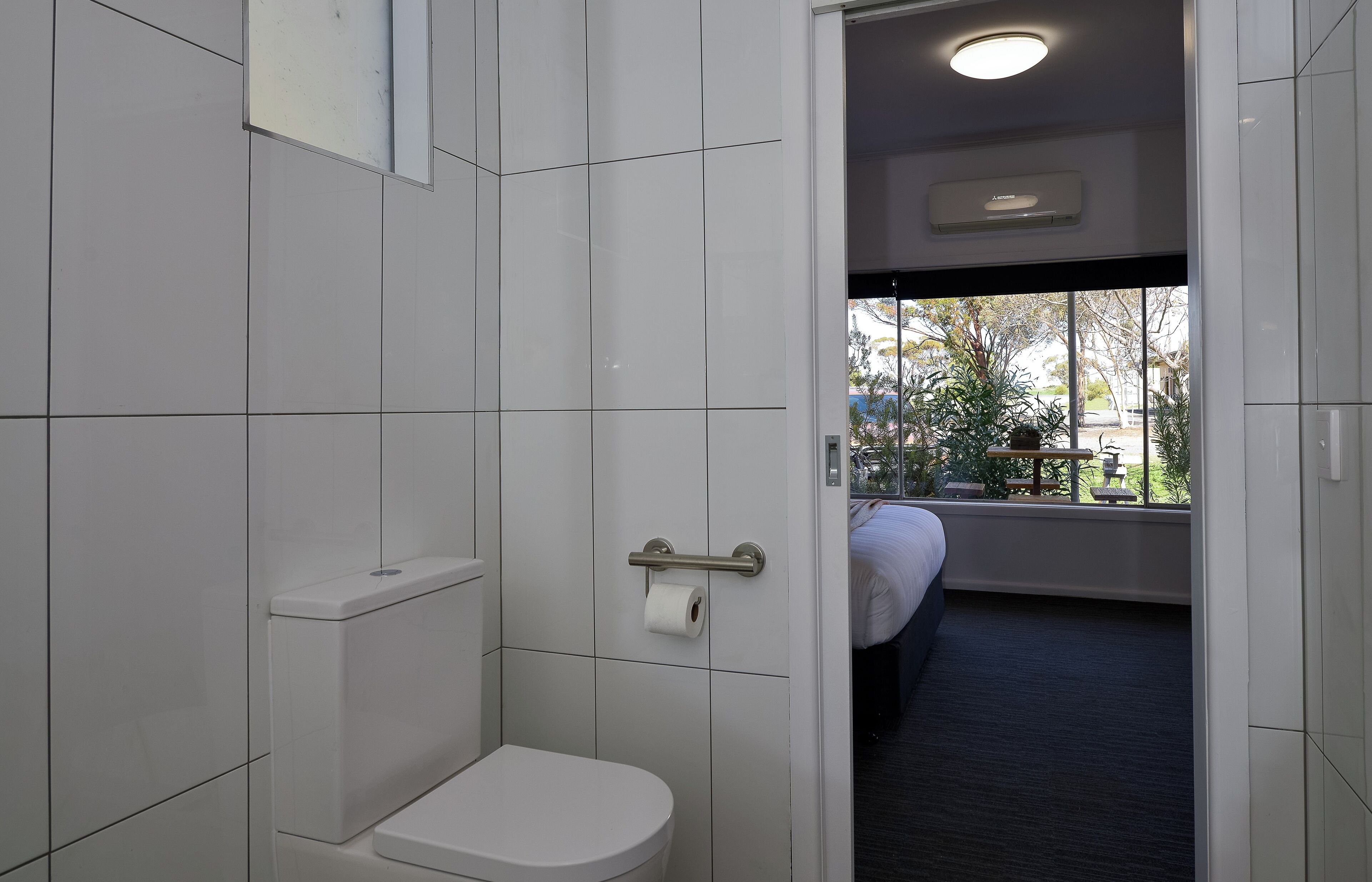 Cottage | Badkamer | Een douche, gratis toiletartikelen, een haardroger, handdoeken