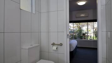Cottage | Badkamer | Een douche, gratis toiletartikelen, een haardroger, handdoeken
