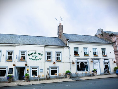 Front of property. The Queens Head Hotel Self Check In
