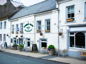 Front of property - The Queens Head Hotel Self Check In (Berwick-upon-Tweed)