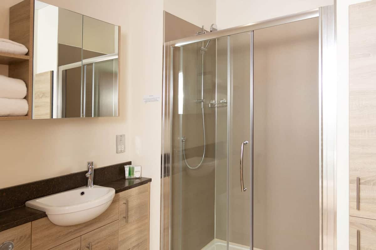 shower, free toiletries, towels