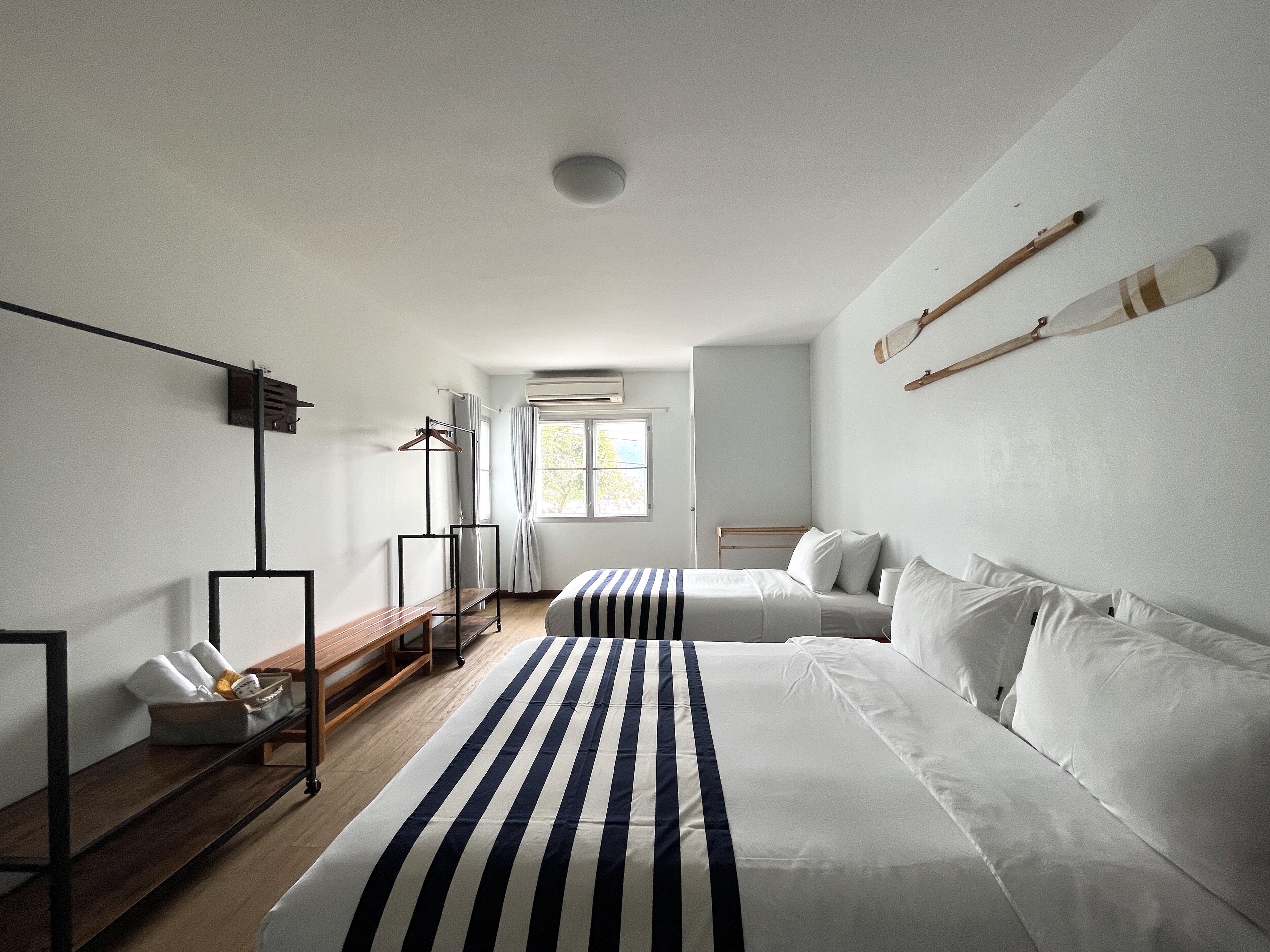 Triple Room 1 Queen & 1 Twin Bed | Con stile personalizzato, con arredamento individuale, una scrivania