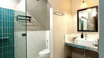 Family Apartment, 2 Bedrooms | Bathroom | Shower, rainfall showerhead, hair dryer, towels