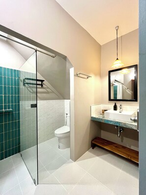 Departamento familiar, 2 habitaciones | Baño | Regadera, regadera tipo lluvia, secadora de cabello, toallas 