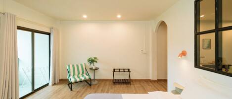 Deluxe vierpersoonskamer, 2 queensize bedden, bijgebouw | Individueel gedecoreerd, individueel gemeubileerd, een bureau