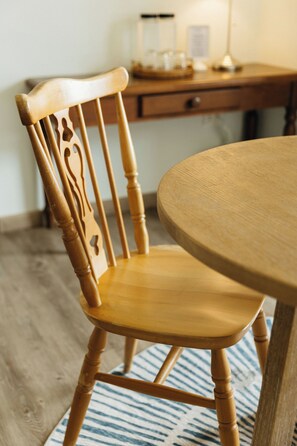 Chambre quadruple supérieure, 2 grands lits, dans l’édifice annexe | Décor unique, ameublement unique, bureau, accès au Wi-Fi (inclus)