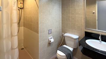Une salle de bain moderne équipée d’une douche, de toilettes et d’un lavabo.