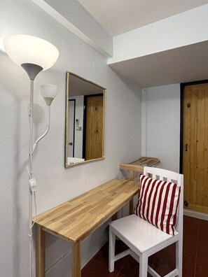 Family Quad Room - 1 Queen 2 Single Beds | Con stile personalizzato, con arredamento individuale, una scrivania