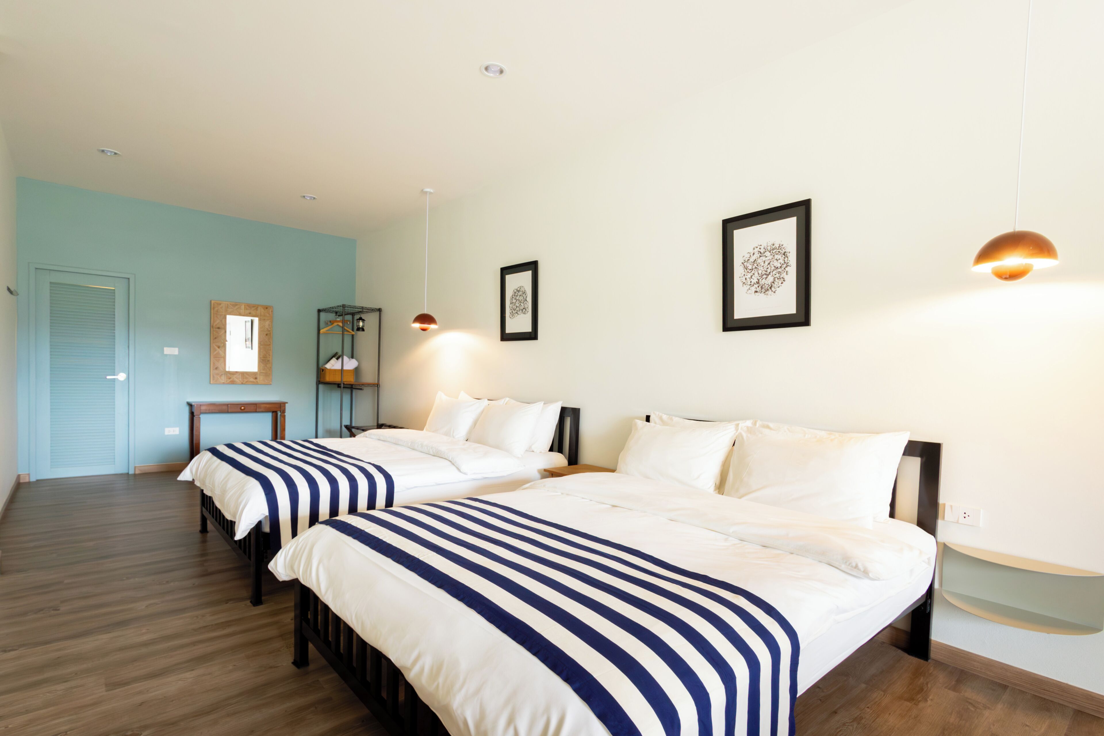 Quarto quádruplo superior, 2 camas Queen, em edifício anexo | Individualmente decorados, individualmente mobiliados, escrivaninha