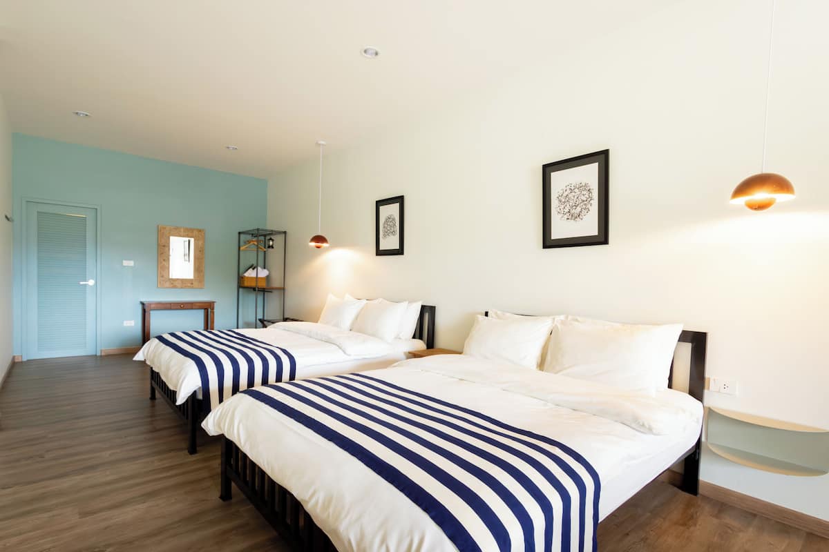 Quarto quádruplo superior, 2 camas Queen, em edifício anexo | Individualmente decorados, individualmente mobiliados, escrivaninha