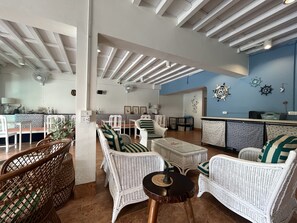 Lobby sitting area - Nautical Home & Seashell House B&B (Takua Pa)