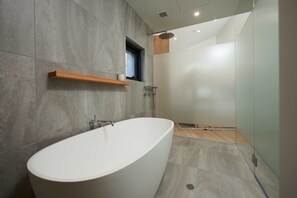 Luxury Chalet, 3 Bedrooms (5 Whitehorse Village Road Mt Buller ) | Bathroom | Shower, free toiletries, towels - Buller Holidays Apartment Rentals (Mount Buller)