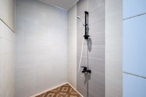Deluxe Double or Twin Room | Bathroom | Combined shower/bathtub, free toiletries, towels