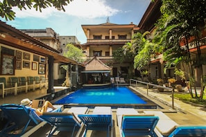 Außenpool, Liegestühle