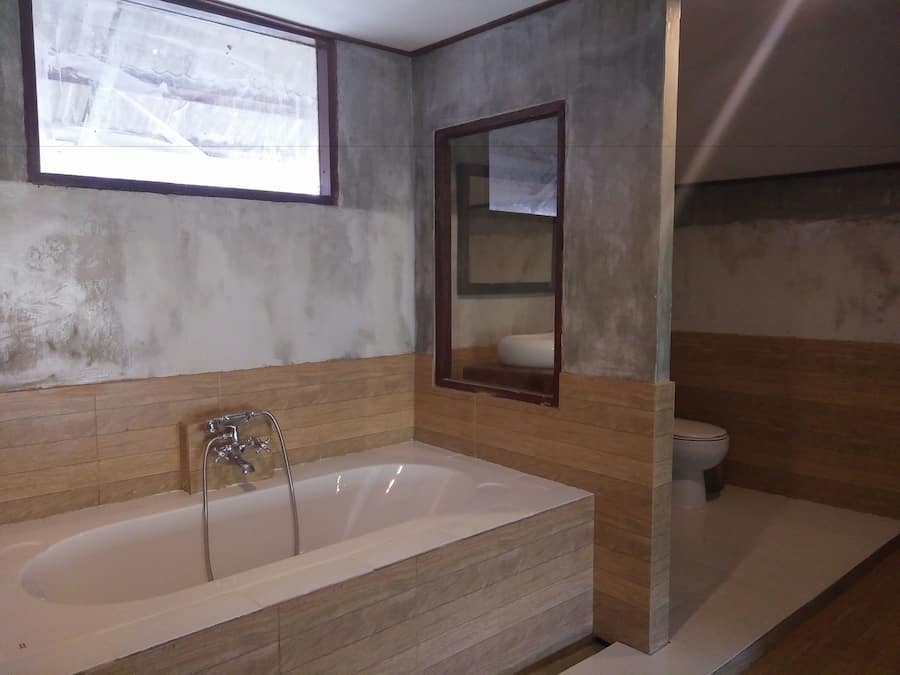Deep-soaking bathtub