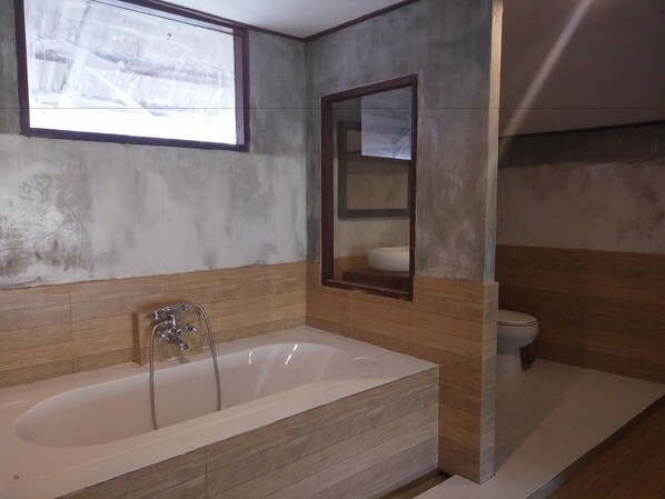 Superior Air Conditioned Room | Dybt badekar