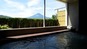 A view from a window overlooking a pool with a mountain in the background. - Kawaguchiko country cottage Ban (Fujikawaguchiko)