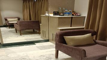 Deluxe Room | 1 bedroom, minibar, in-room safe, desk
