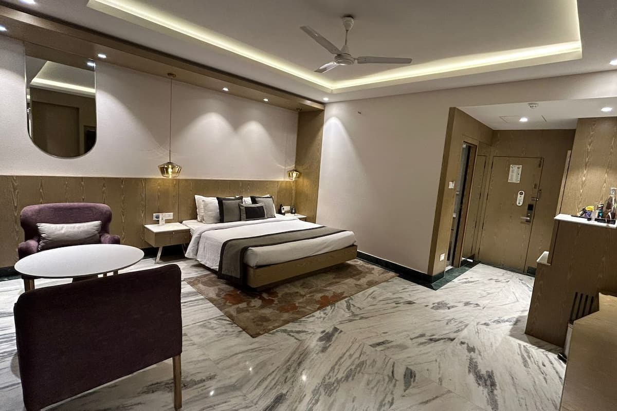 Deluxe Room | 1 bedroom, minibar, in-room safe, desk