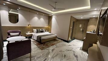 Deluxe Room | 1 bedroom, minibar, in-room safe, desk