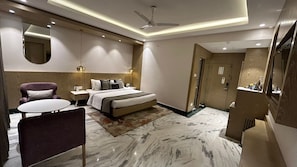 Habitación Deluxe | 1 habitación, minibar, caja de seguridad en la habitación y escritorio