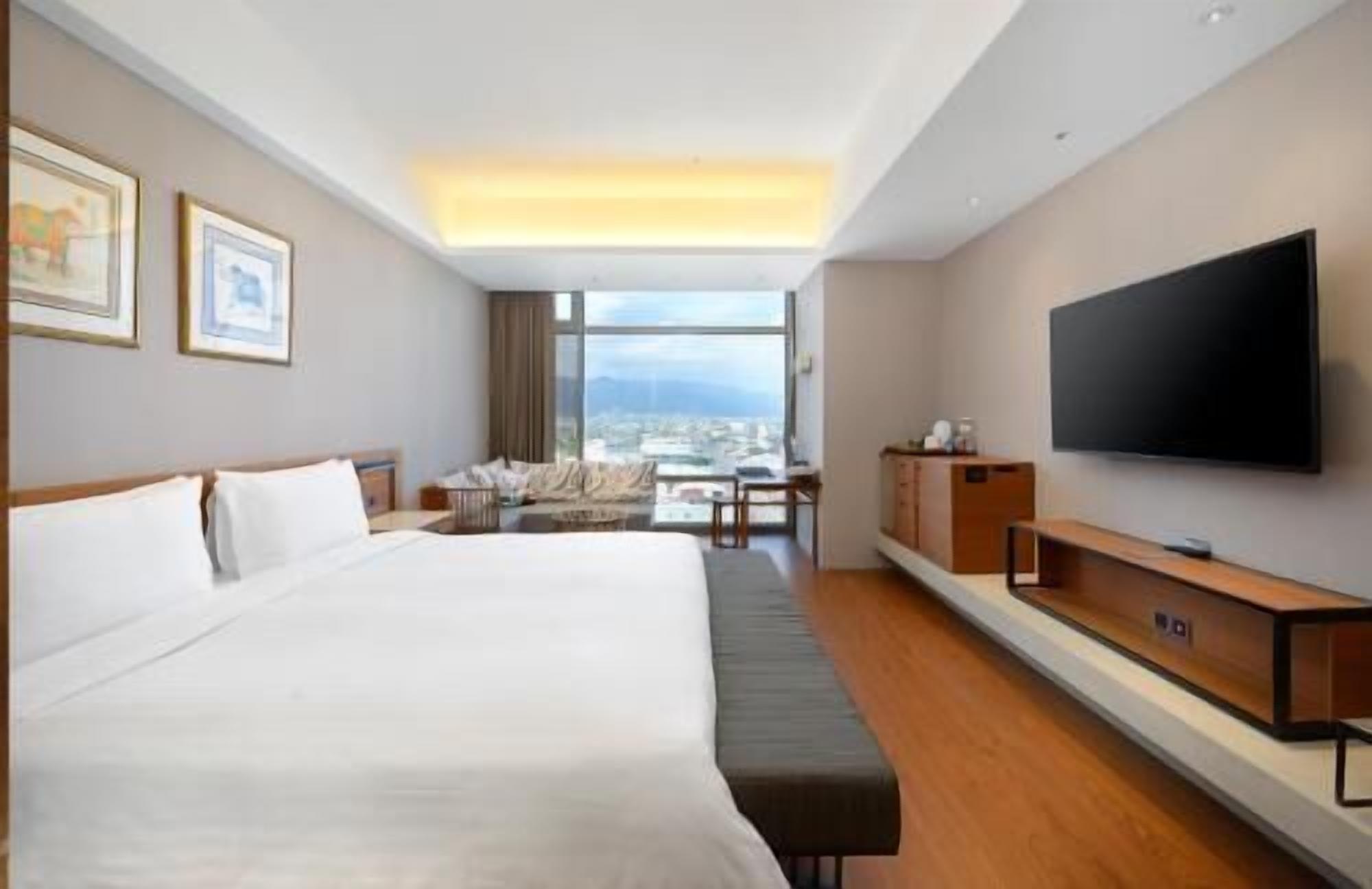 1 bedroom, premium bedding, minibar, in-room safe