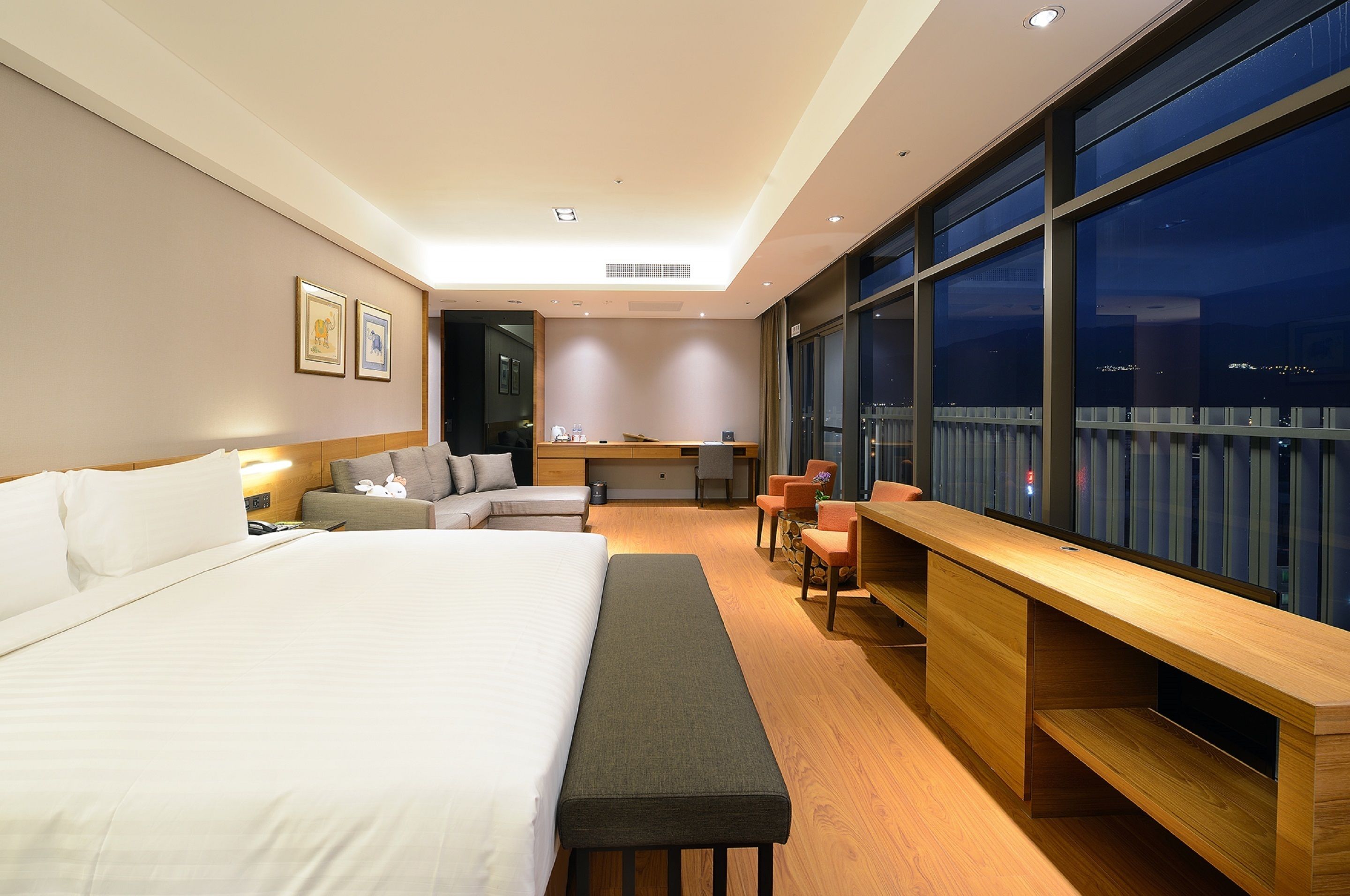 deluxe double or twin room | 1 bedroom, premium bedding, minibar, in-room safe