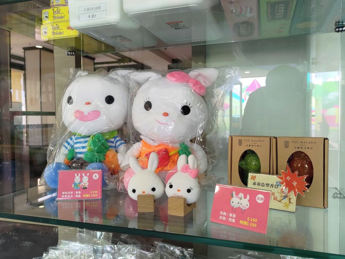 Una vitrina con peluches y una etiqueta de precio.