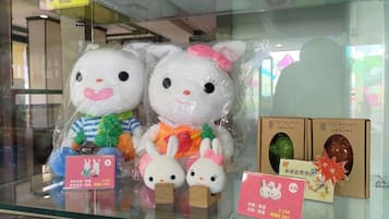 Una vitrina con peluches y una etiqueta de precio.