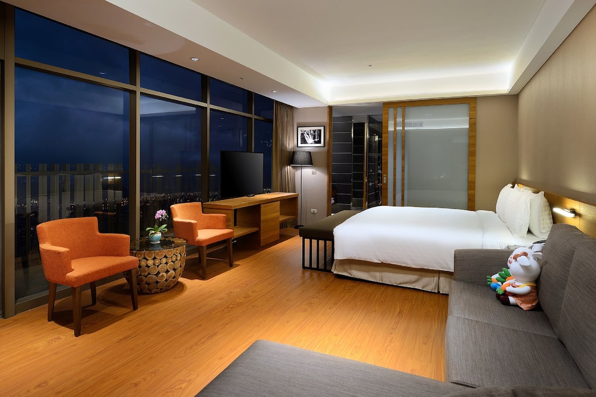 deluxe double or twin room | 1 bedroom, premium bedding, minibar, in-room safe