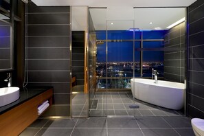 Habitación Deluxe con 1 cama doble o 2 individuales | Baño | Bañera y ducha independientes y artículos de higiene personal gratuitos