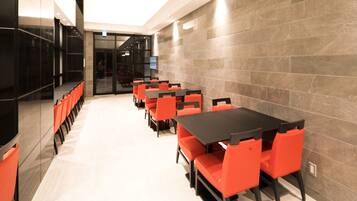 Daily buffet breakfast (JPY 1200 per person)