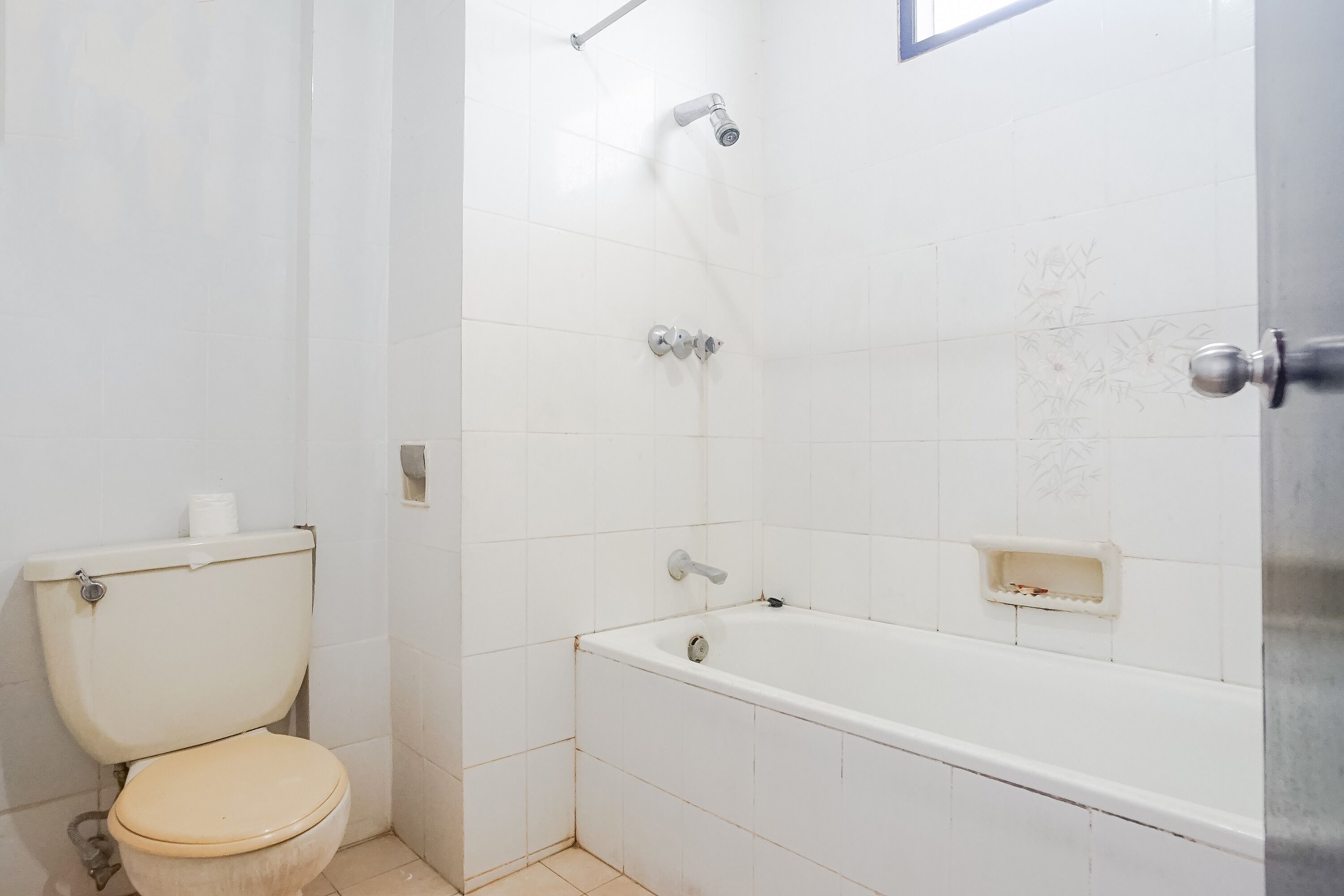 superior room | bathroom | combined shower/bathtub, hydromassage showerhead, free toiletries