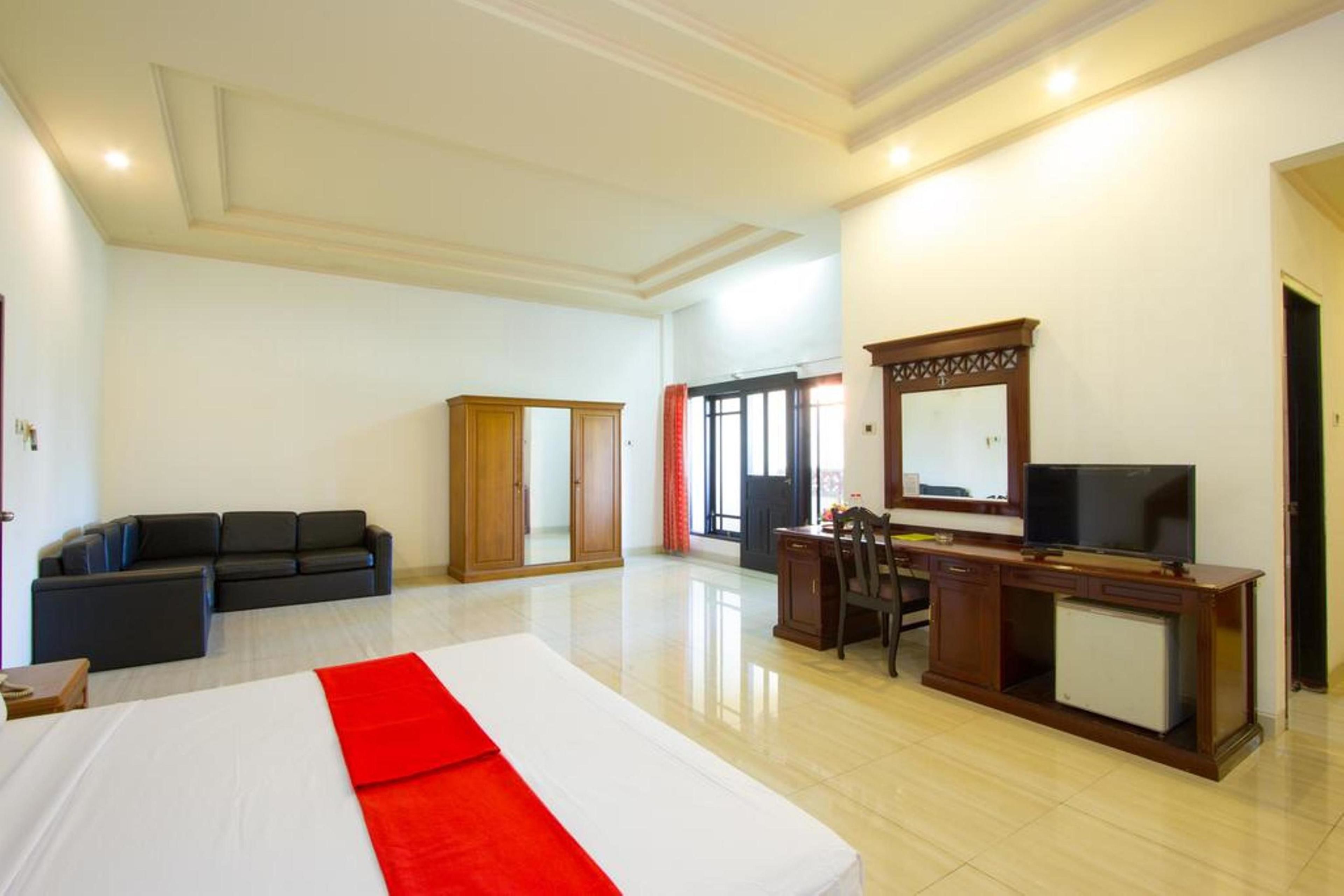 suite | in-room safe, desk, rollaway beds, wifi