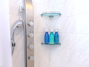 Free toiletries, hair dryer, slippers, electronic bidet - NARA Visitor Center & Inn (Nara)
