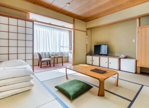 In-room safe, individually furnished, blackout curtains - NARA Visitor Center & Inn (Nara)