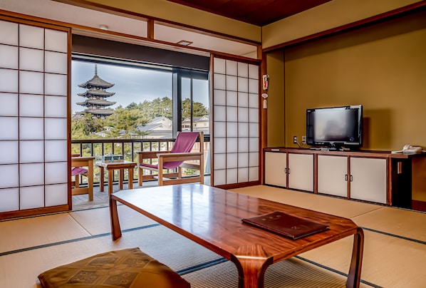 In-room safe, individually furnished, blackout curtains - NARA Visitor Center & Inn (Nara)