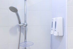 Shower, free toiletries - Hop Inn Phuket (Ratsada)