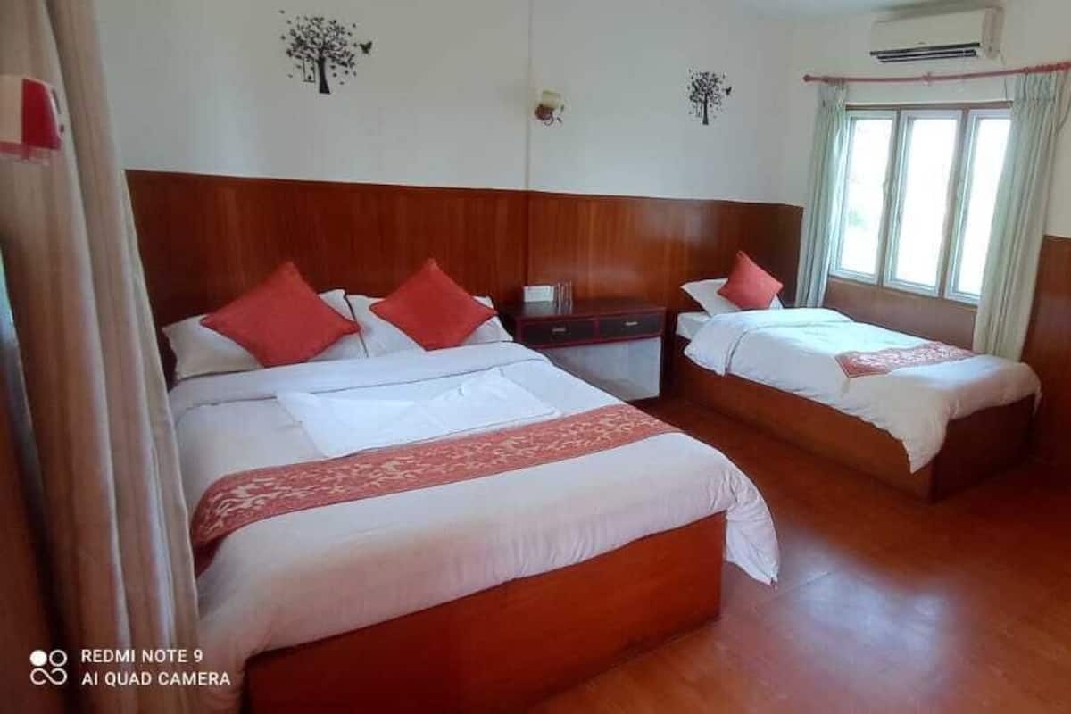 Classic Triple Room | Desk, iron/ironing board, free WiFi