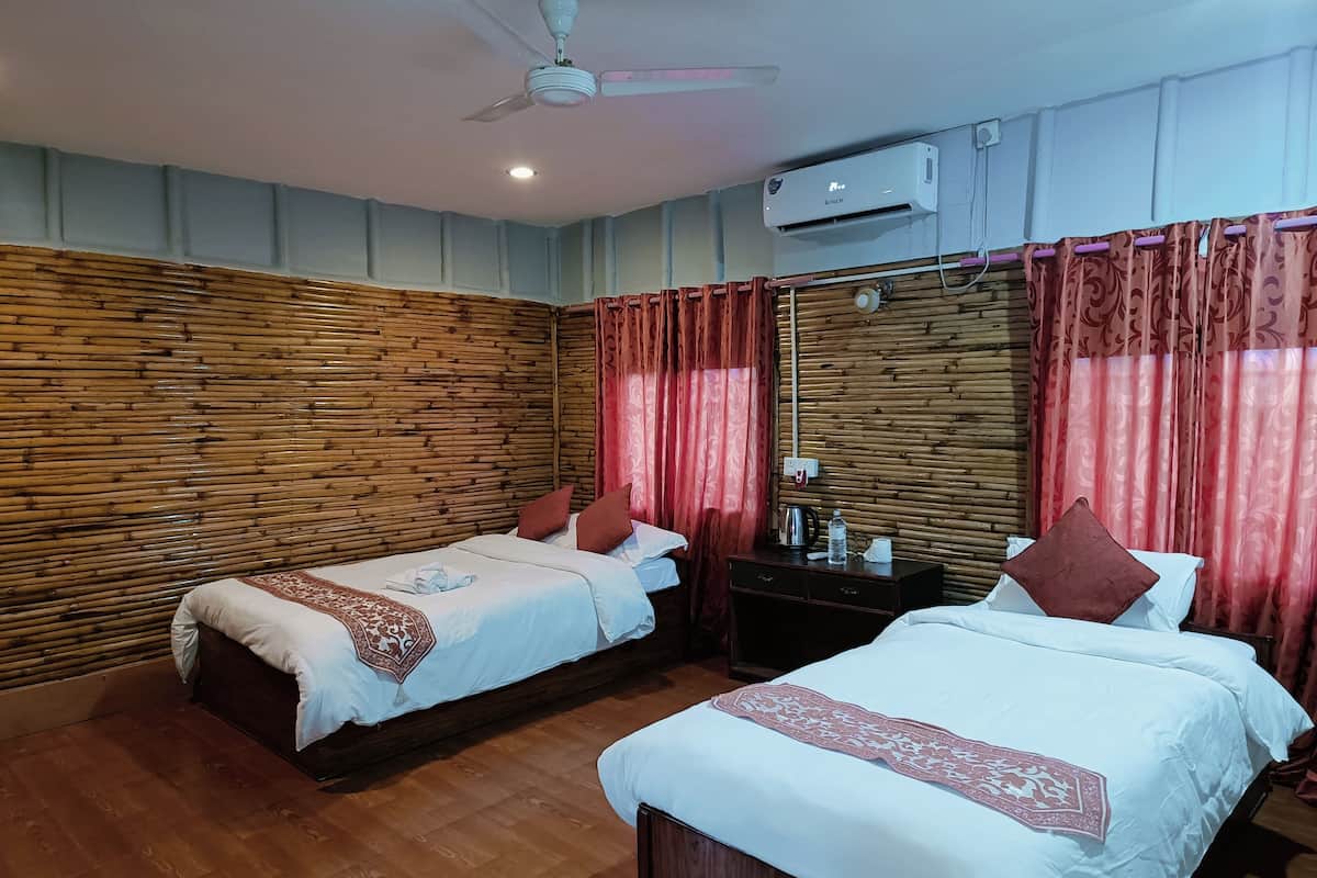 Deluxe Twin Room | Desk, iron/ironing board, free WiFi