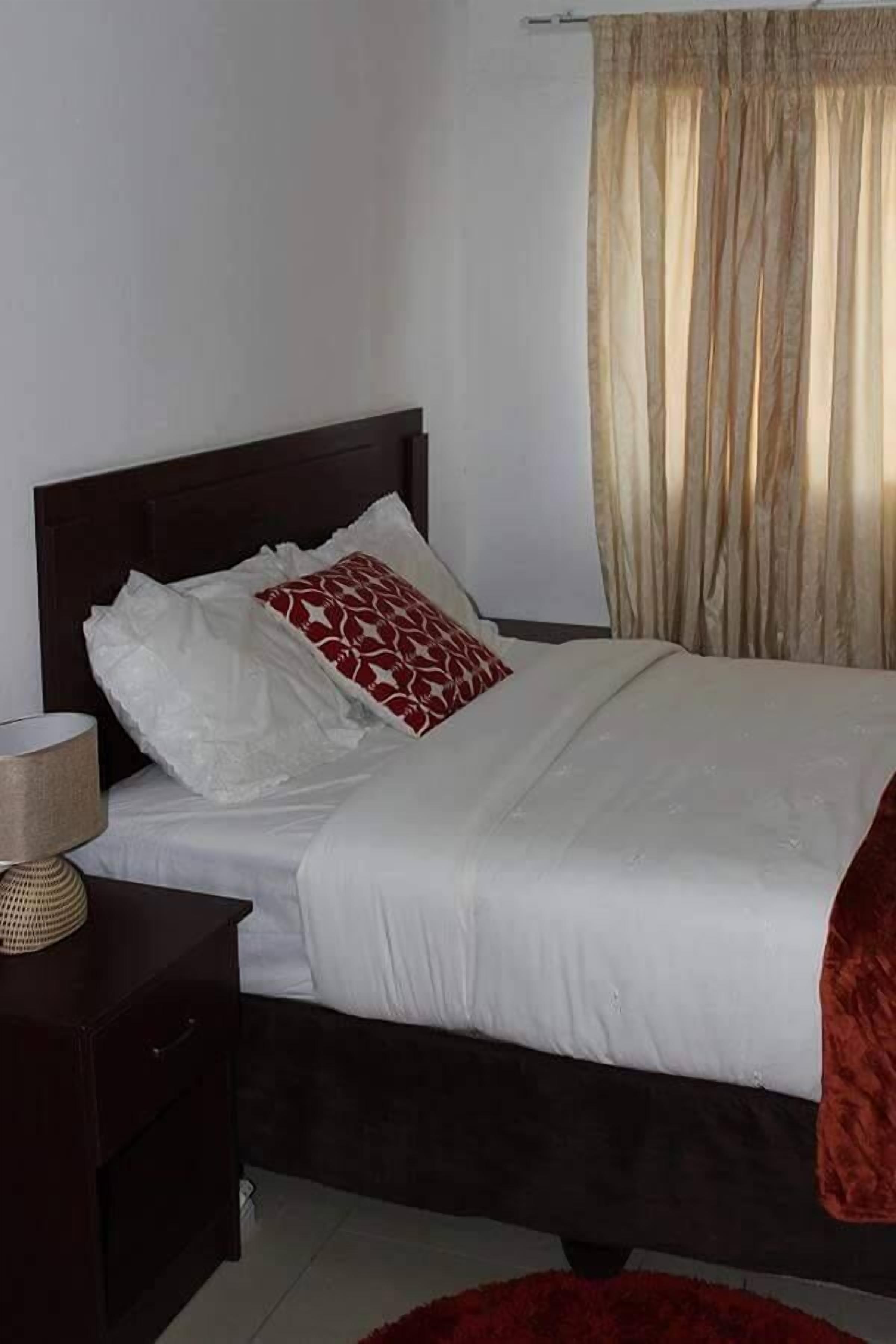 Separate tub and shower, deep soaking tub, free toiletries, towels