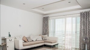 Deluxe Sea View | Living area - Jomtien Beach Mountain 5 by GrandisVillas (Pattaya)