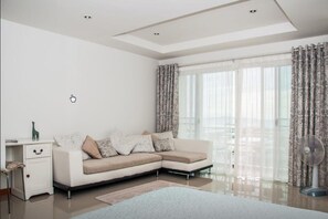 Deluxe Sea View | Living area
