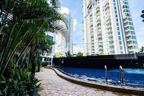 Outdoor pool, pool umbrellas, pool loungers - Nam Talay Condo by GrandisVillas (Pattaya)