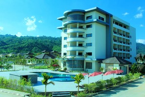 Outdoor pool, pool umbrellas, pool loungers - Hotel Aye Chan Thar (Oattara Thiri Township)