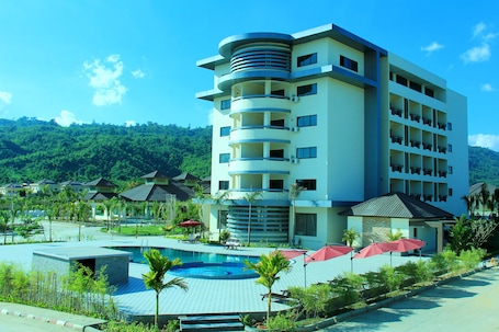 Outdoor pool, pool umbrellas, sun loungers