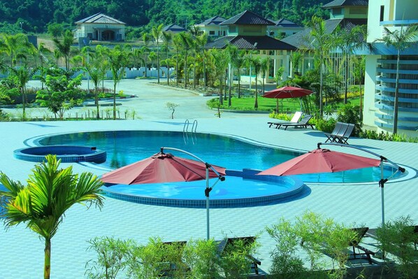 室外游泳池，池畔遮阳伞，日光浴躺椅