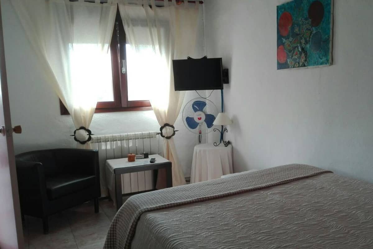 Escritorio, espacio para trabajar con laptop y cortinas blackout