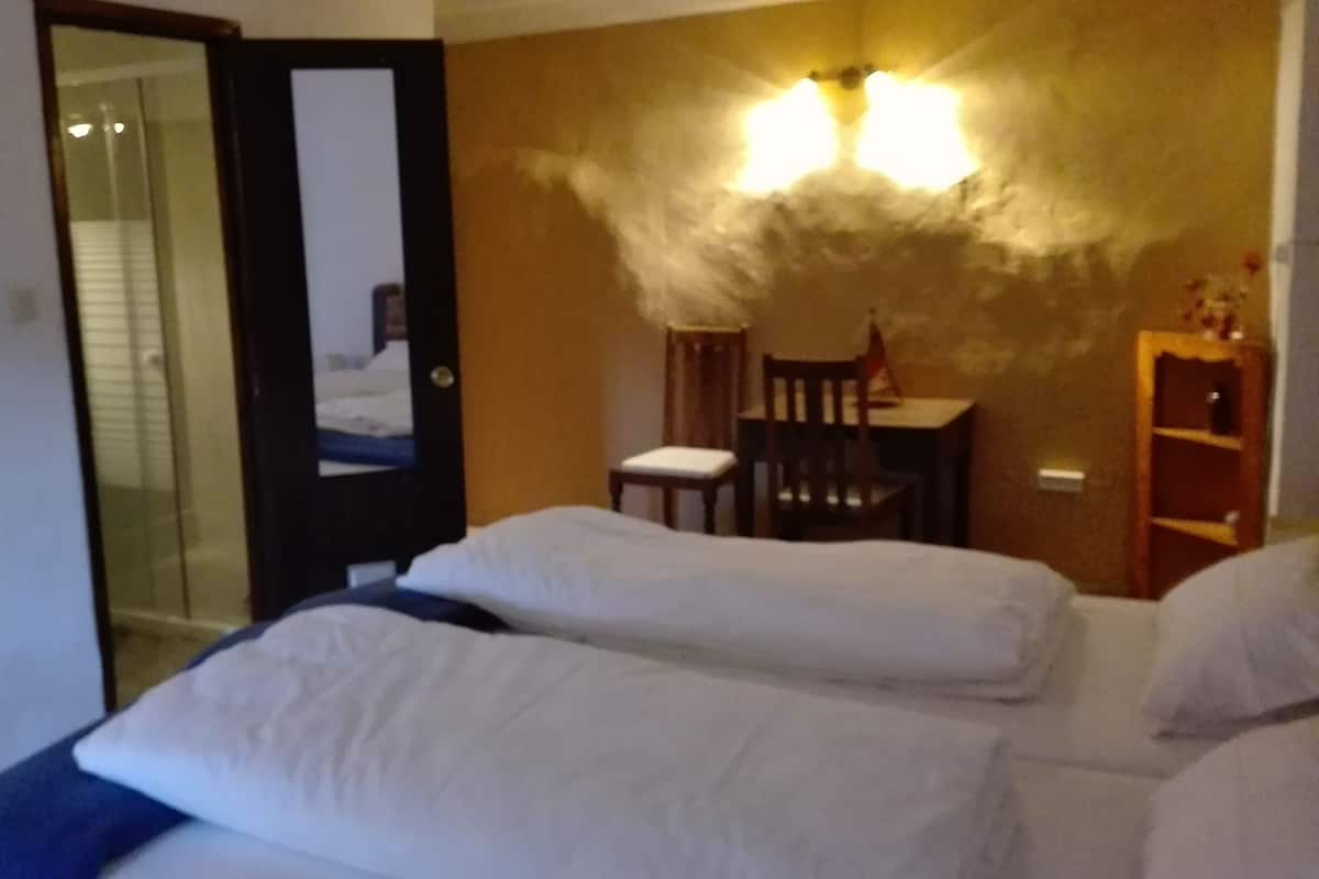 Escritorio, espacio para trabajar con laptop y cortinas blackout